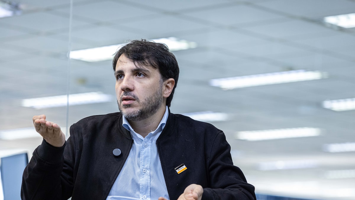 Renan Santos aciona TSE por interferência estrangeira nas eleições em favor de Flávio Bolsonaro