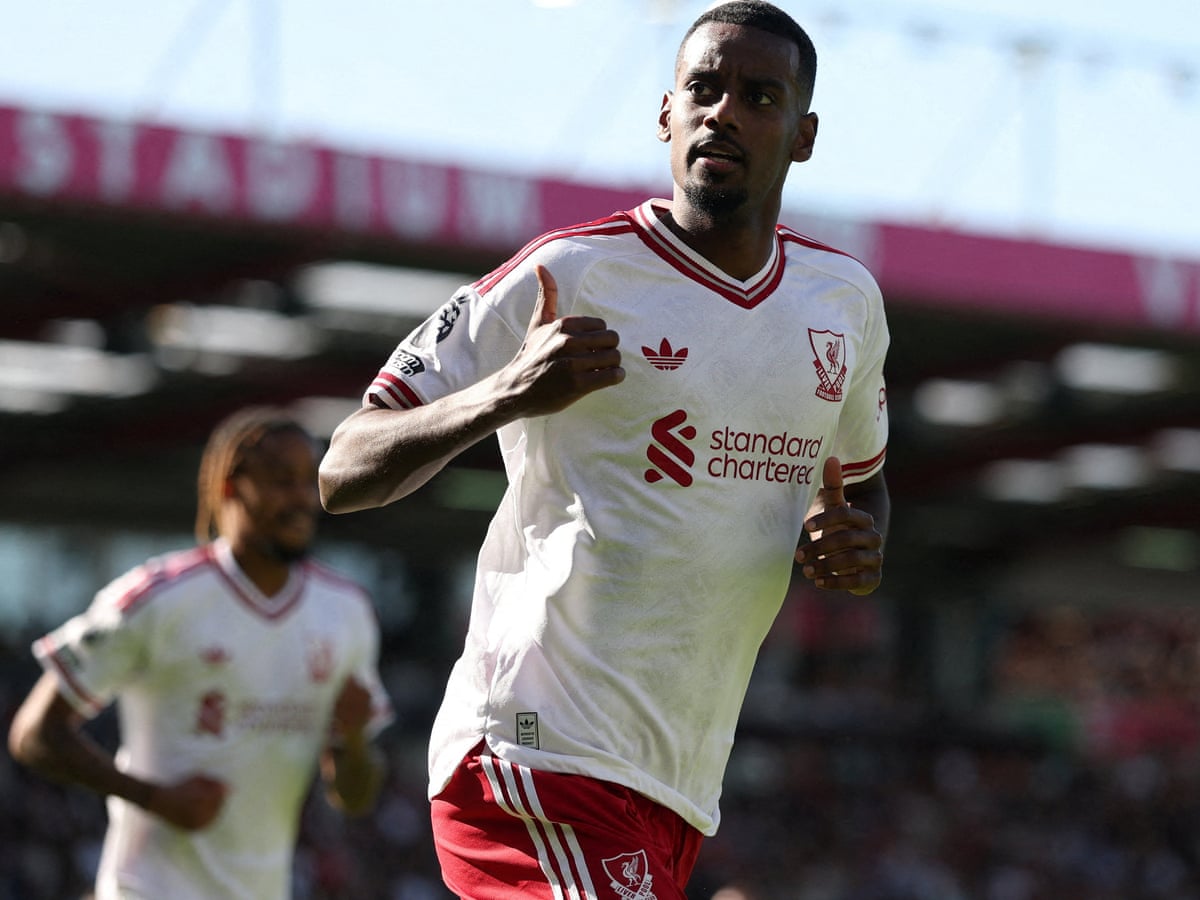 Isak avança para garantir a vitória do Liverpool no retorno de Iraola ao Bournemouth