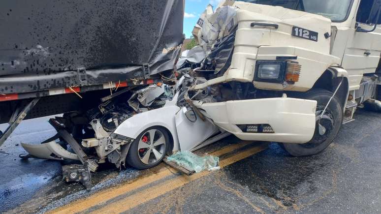 Família sobrevive após ter carro prensado por caminhões em rodovia de MG; imagem impressiona