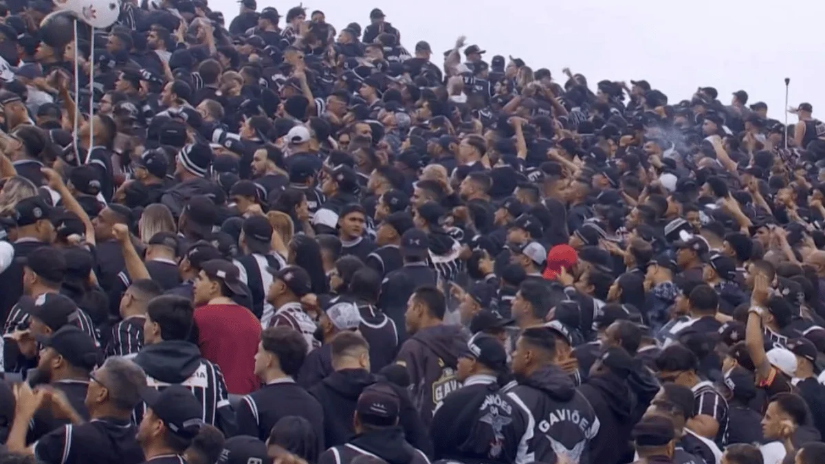 Corinthians: torcida protesta e fica de costas na entrada do time em campo