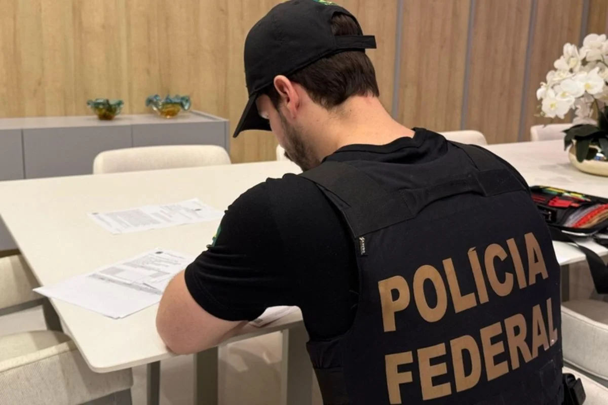 PF faz buscas contra Mario Frias e produtora de filme sobre Bolsonaro