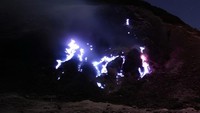 Muncul 'Blue Fire', Kunjungan Wisata ke Gunung Papandayan Dibatasi