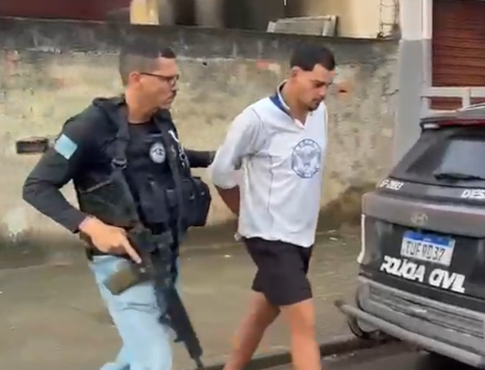 Policiais da Desarme localizaram criminoso na casa de parentes Reprodução/Polícia Civil