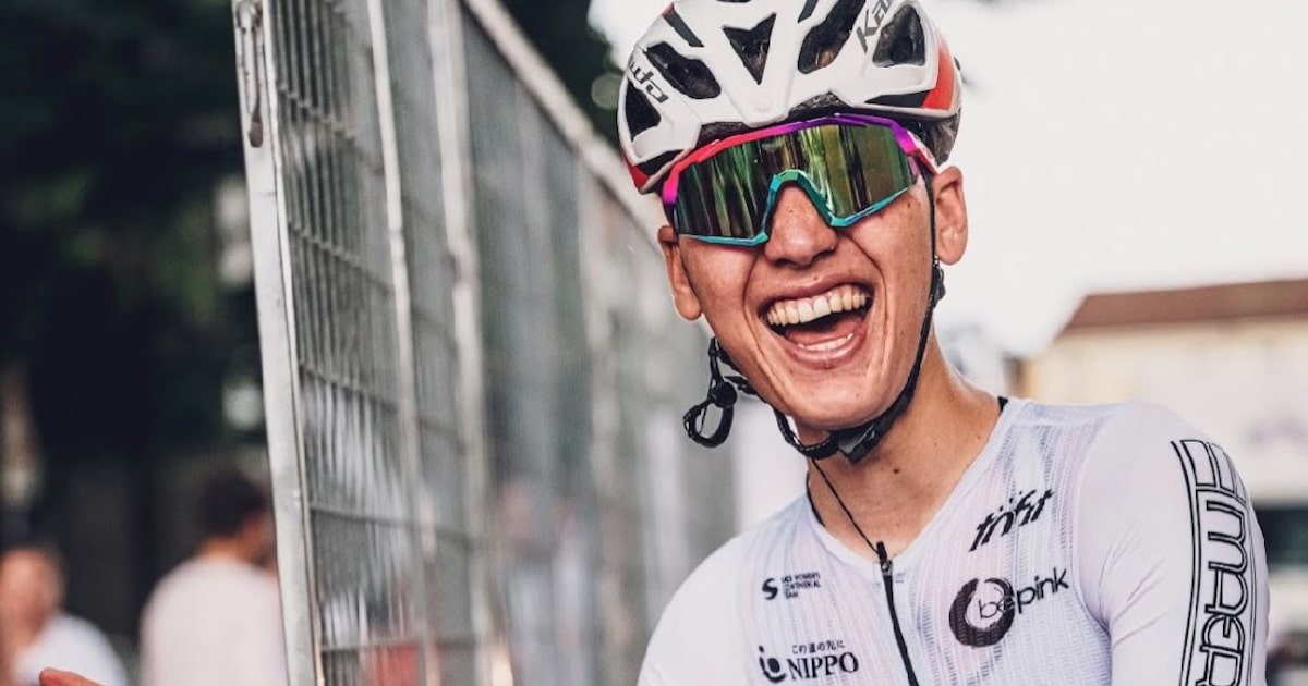 Ciclista afegã que se disfarçava de homem para treinar conquista a prata nos Jogos Asiáticos