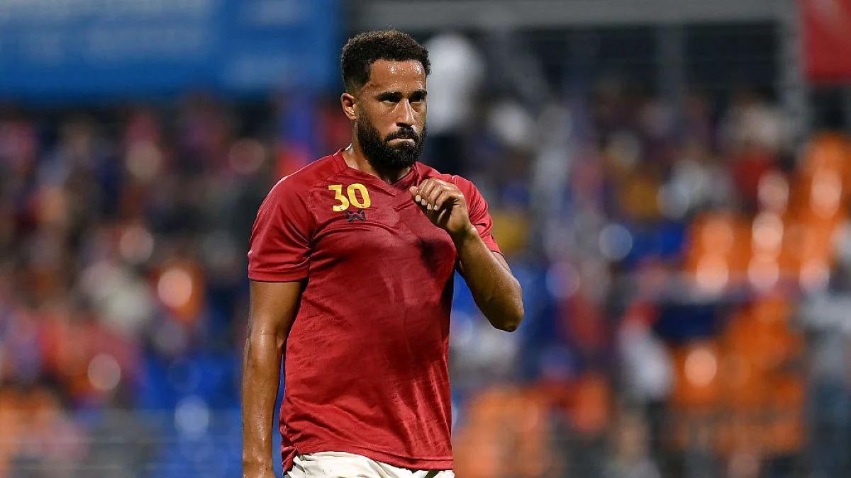 Ex-Tottenham, Townsend é atropelado por rolo de gramado durante jogo
