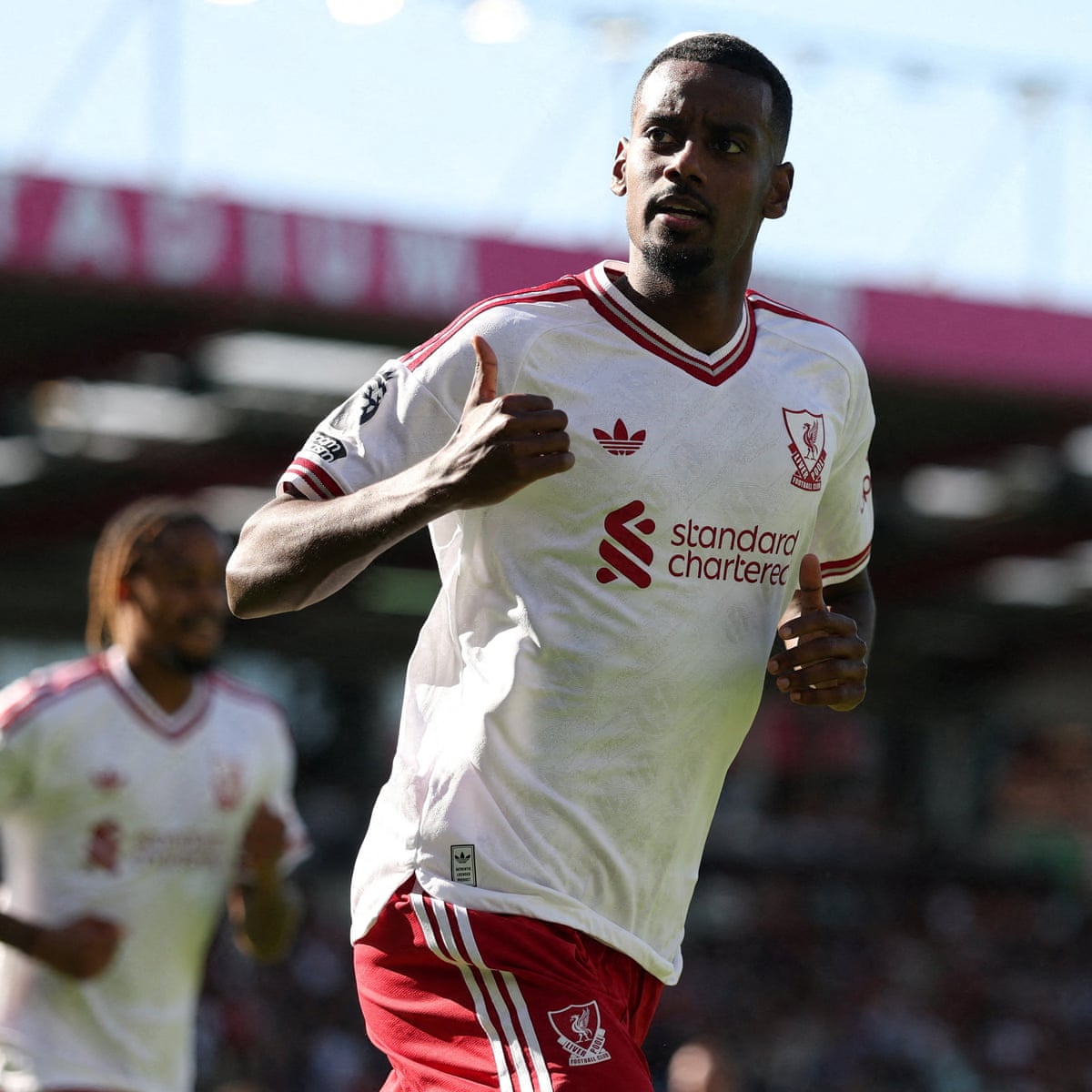 Isak avança para garantir a vitória do Liverpool no retorno de Iraola ao Bournemouth