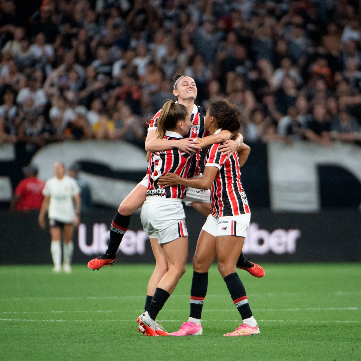 Corinthians sai na frente, mas São Paulo busca virada na 1ª final do Brasileiro feminino