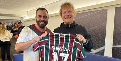 Ed Sheeran recebe camisa do Fluminense das m&atilde;os do presidente Mario Bittencourt Foto: Reprodu&ccedil;&atilde;o/Instagram/Fluminense