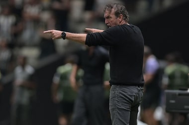 Cuca é ríspido em explicações por queda do Santos e diz que fez o certo: ‘Estava controlado’