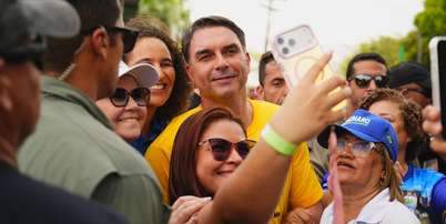 Fl&aacute;vio Bolsonaro tira foto com apoiadores em a&ccedil;&atilde;o da campanha Foto: Divulga&ccedil;&atilde;o / Estad&atilde;o