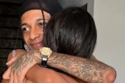 Oruam e a mãe, Márcia Gama, se abraçam