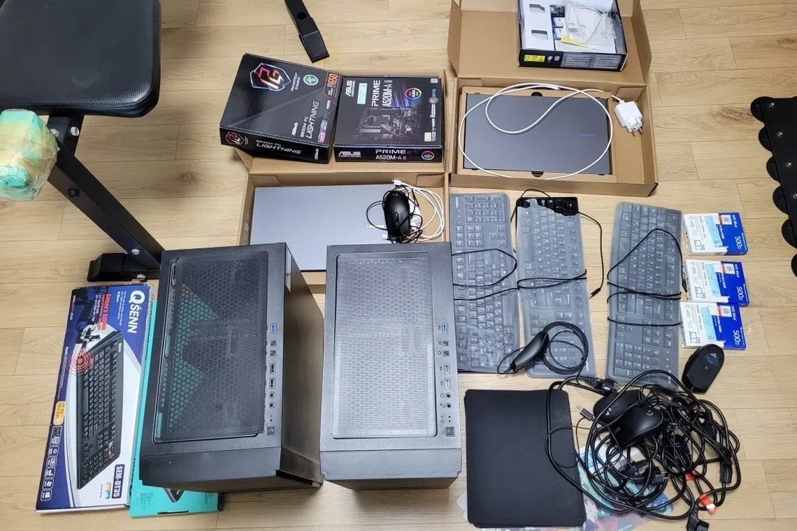 Electronic devices used by the suspect to purchase concert and sports event tickets between September 2018 and April 2026.
