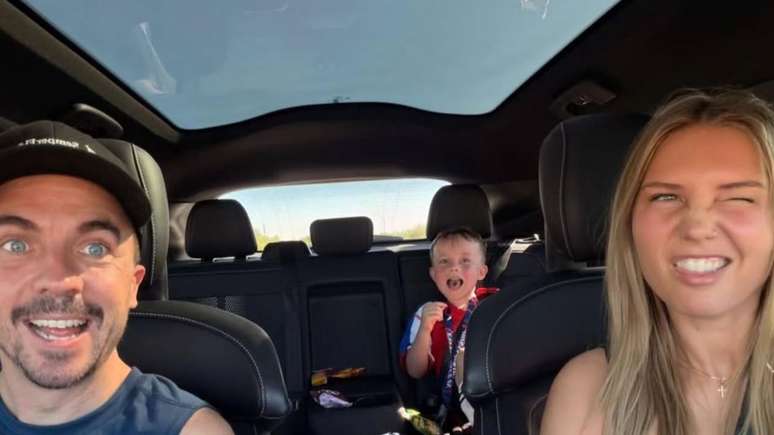 Após dizer ter chegado ao 'fundo do poço' com divórcio, ex-astro de 'Malcolm' publica foto com a família