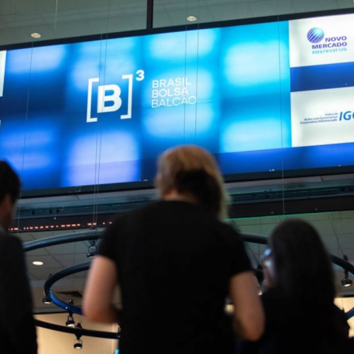 Ibovespa hoje recua na contramão de NY; IPCA-15 surpreende mercado e Petrobras cai