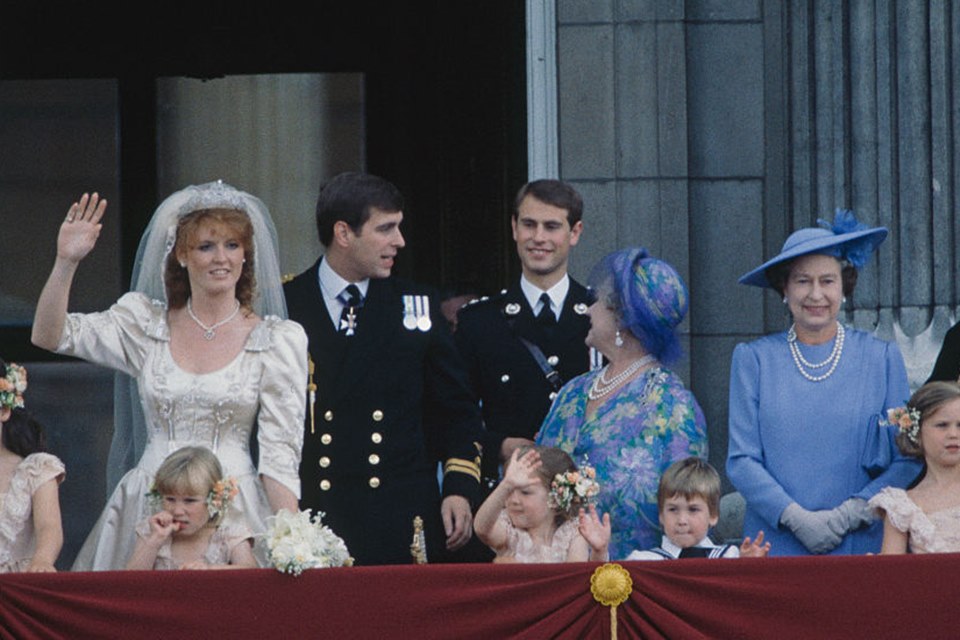 Após Harry e irmão de Diana, Sarah Ferguson ameaça contar tudo em livro