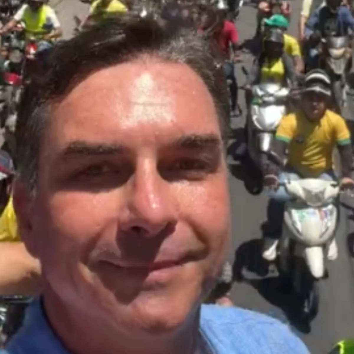 Flávio Bolsonaro participa de ato no Ceará e fala em "libertar o Supremo"