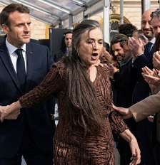 Macron tentou um contato mais próximo com Catherine Ringer, mas levou um fora na frente de convidados e da imprensa Foto: Reprodução/YouTube (imagem melhorada com IA)