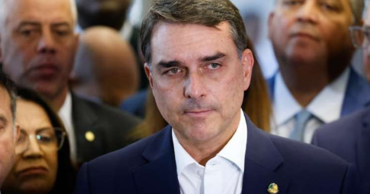 Flávio Bolsonaro viajou em jato de Vorcaro usado por Moraes, diz revista