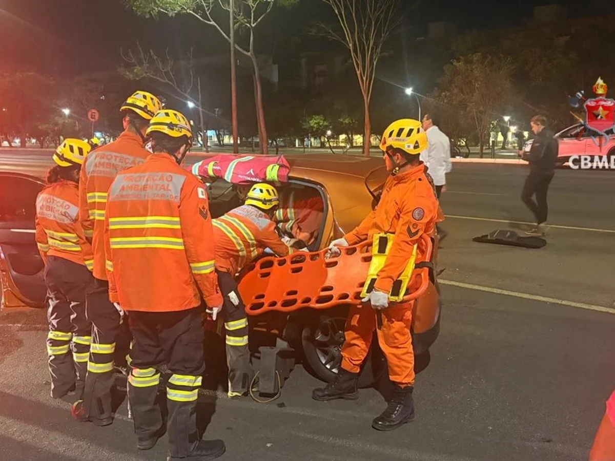 Bombeiros resgatam mulher presa em veículo após colisão no Eixão Sul