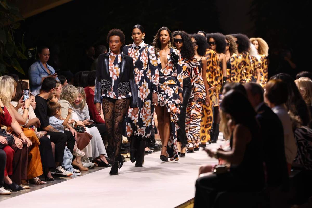 foto com cor. desfile de george azevedo para o metrópoles catwalk - metrópoles