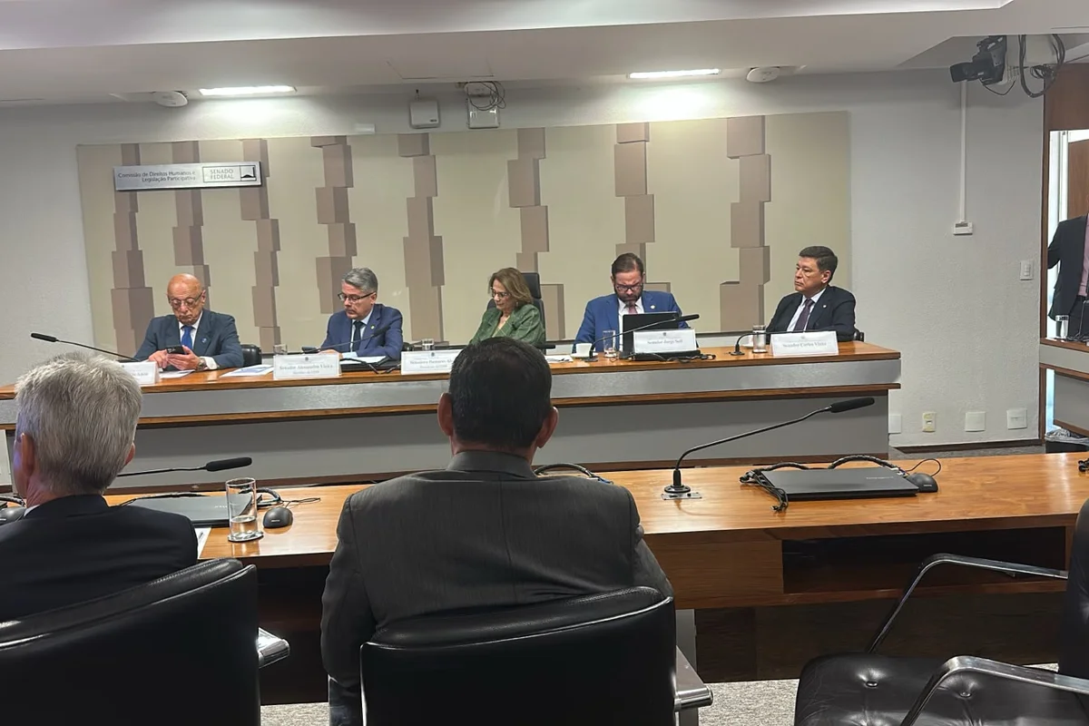 Senadores se reúnem em comissão para acompanhar julgamento de Moraes