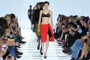 Sutiã é o novo top em uma moda que celebra a liberdade feminina