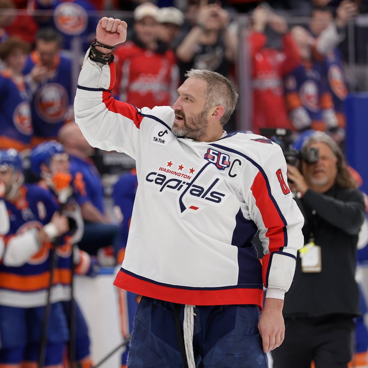 A estrela da NHL, Alex Ovechkin, aparece em anúncio de campanha do partido pró-Putin Partido Rússia Unida