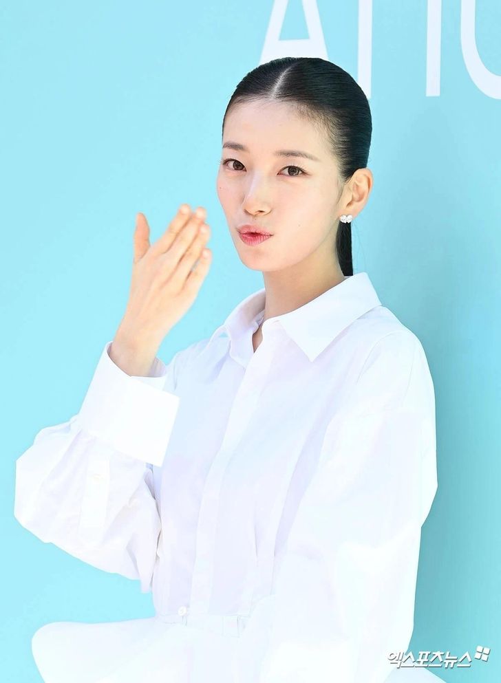 Imagem da matéria: O visual ousado e com o cabelo liso para trás de Suzy divide os fãs