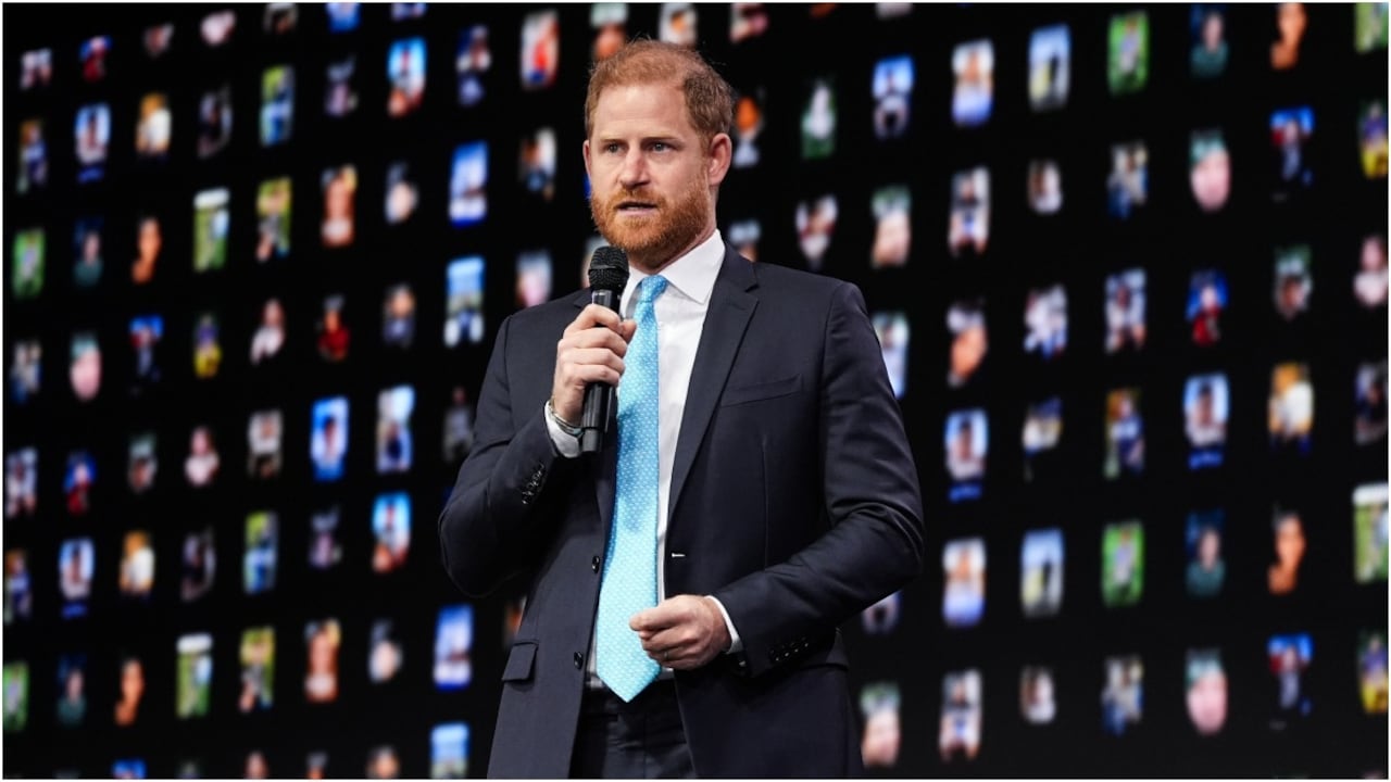 O discurso de IA do Príncipe Harry em Nova York saiu das trilhas quando o teleprompter falhou repentinamente