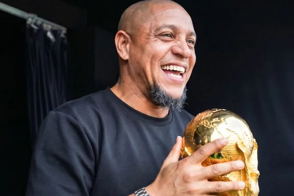 Pentacampeão, Roberto Carlos diz ter perdido 99% do que ganhou no futebol