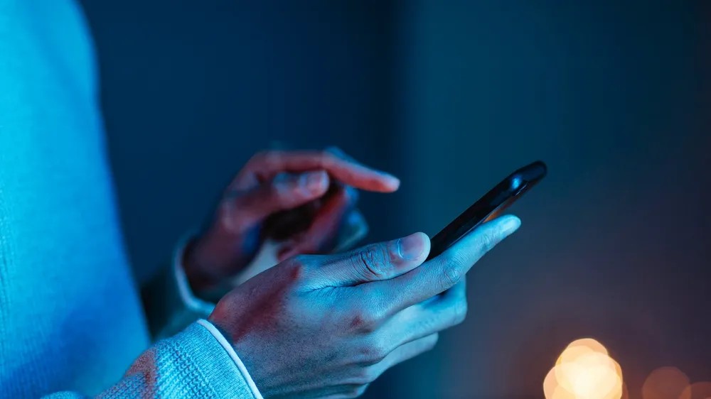 Manter o celular atualizado, cuidar da bateria e evitar danos físicos são alguns hábitos que ajudam o aparelho a durar mais — Foto: Reprodução/Freepik