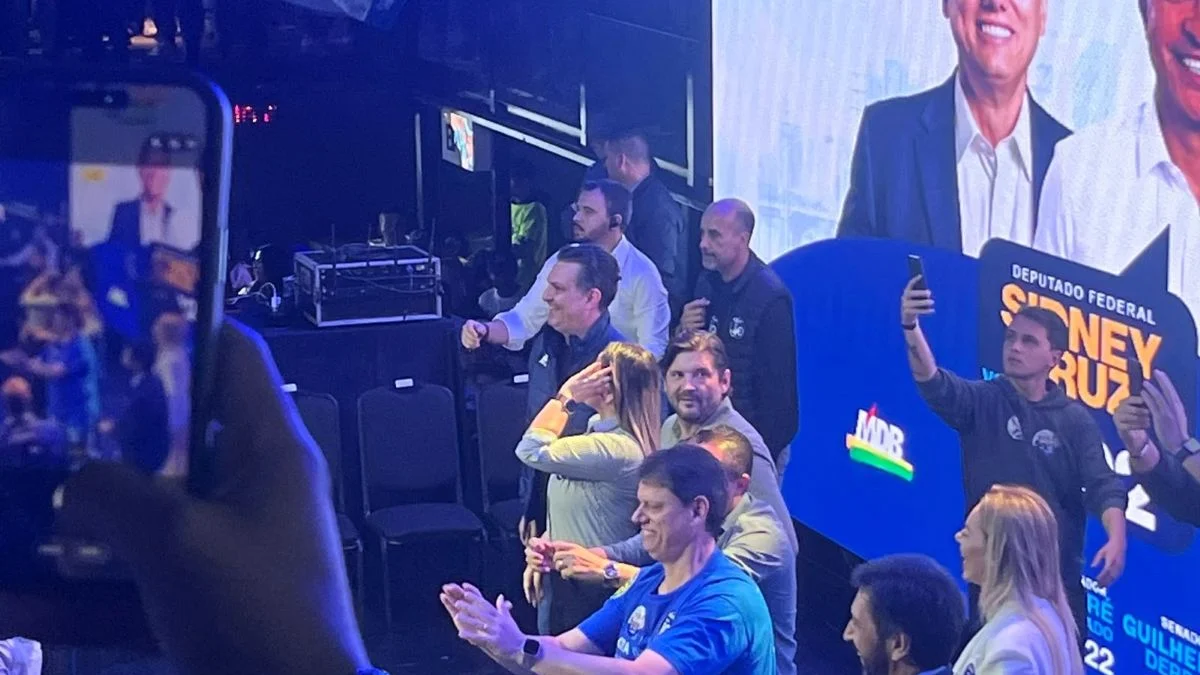 Em agenda, Tarcísio acena a evangélicos com canção gospel: "A Casa é Sua!"