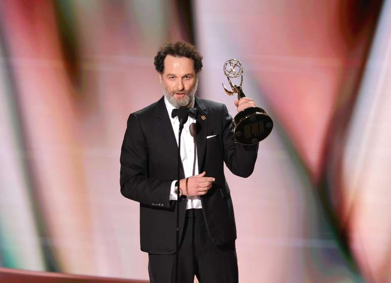 Ator de Hollywood rasga discurso após perder prêmio no Emmy 2026: 'Tão bom quanto vencer'