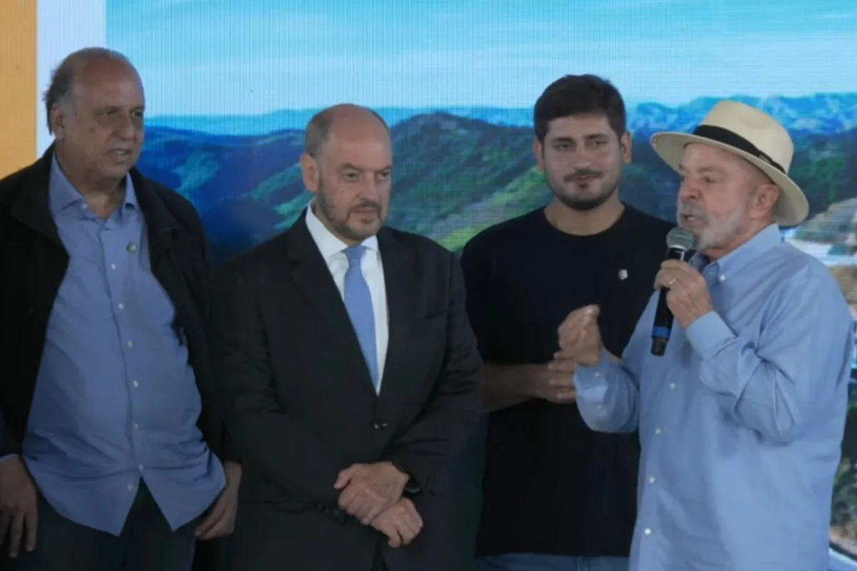 Ao lado de Pezão, Lula cita governadores do RJ presos e elogia Couto