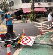 Poste de sinalização caído em Copacabana Foto: Reprodução/X/Centro de Operações Rio