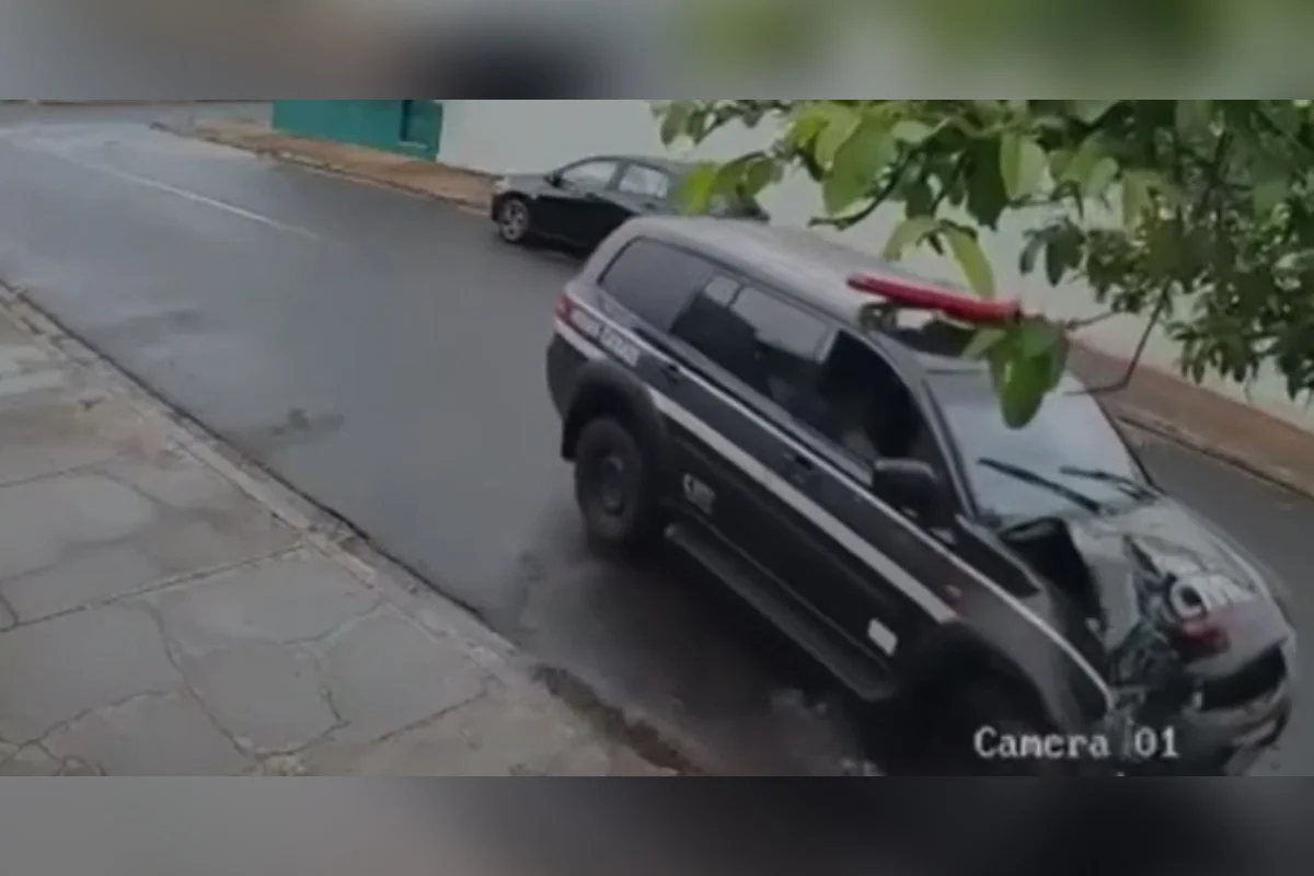 Viatura da Polícia Civil atinge motos e árvore em MG; caso é apurado