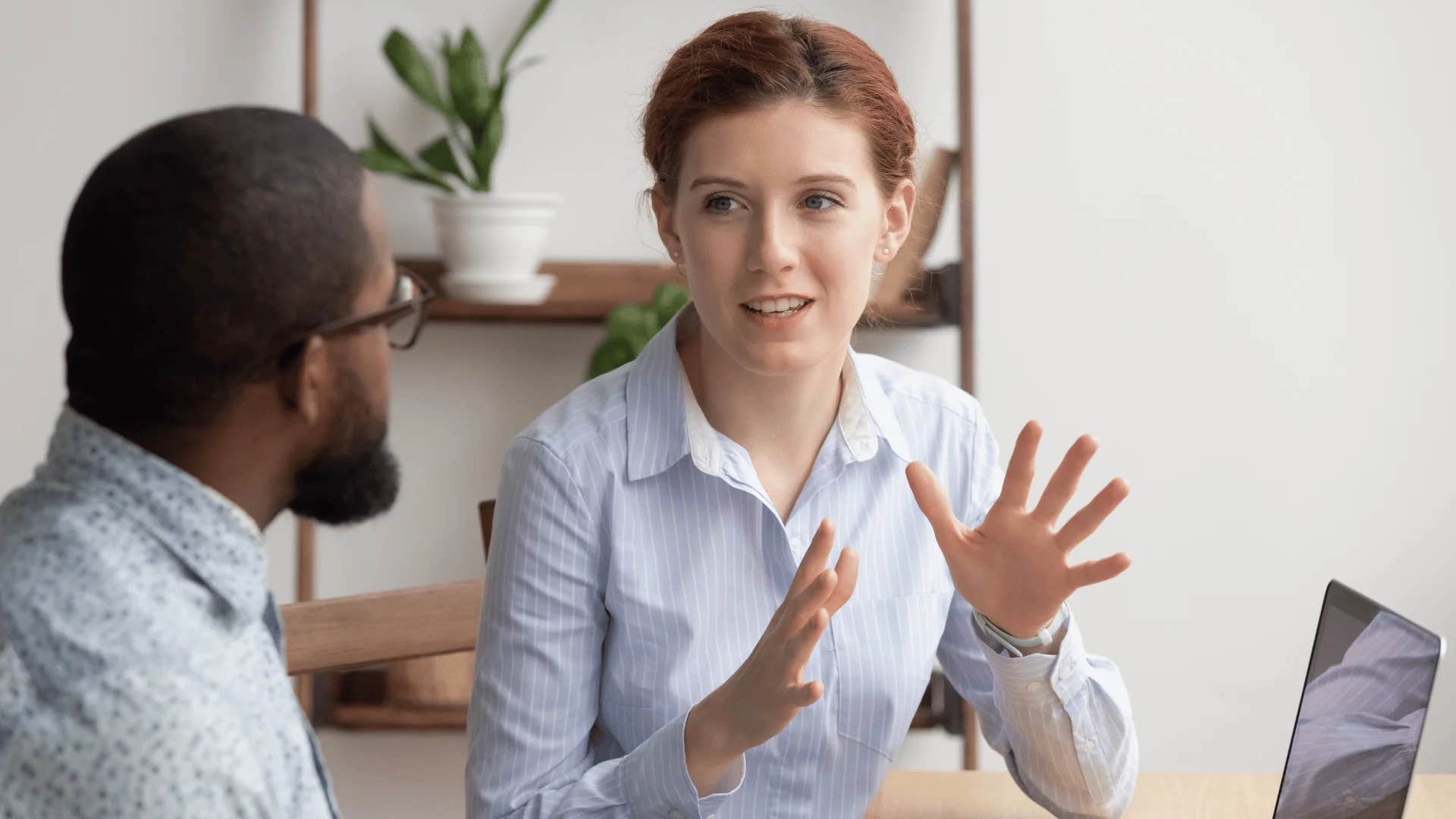 Pessoas que odeiam desperdiçar tempo frequentemente usam 7 frases para dizer profissionalmente 'Esta reunião poderia ter sido um e-mail'