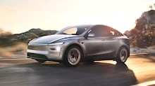 Tesla roubado invade calçadão, atropela mulher e suspeito é detido por pedestres nos EUA