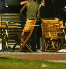 Lucas Leto e Álvaro Xaro trocam beijos em quiosque no Rio de Janeiro Foto: AGNEWS | Thiago Martins