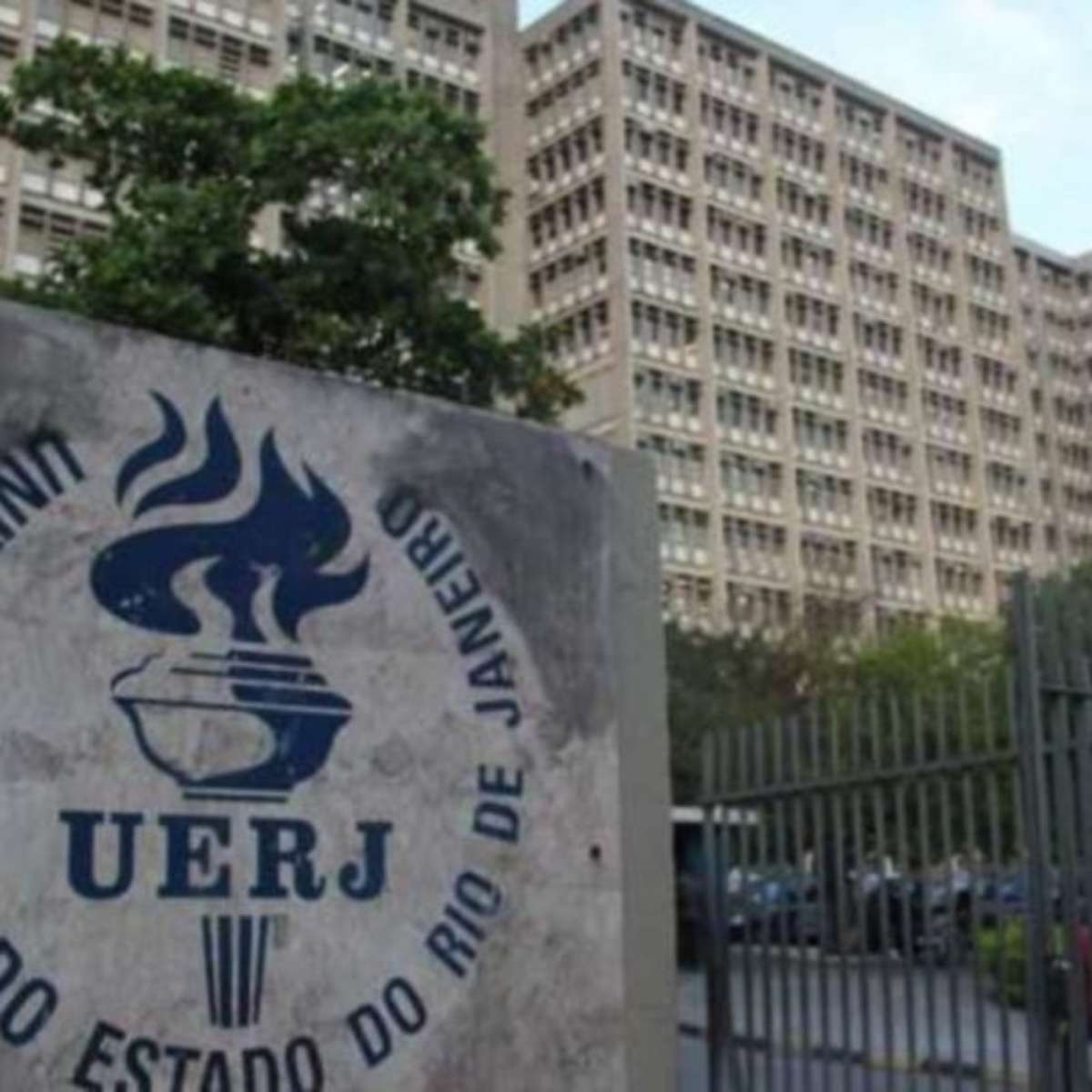 Justiça condena Uerj a indenizar em mais de R$ 100 mil alunas negras obrigadas a prender cabelo em prova
