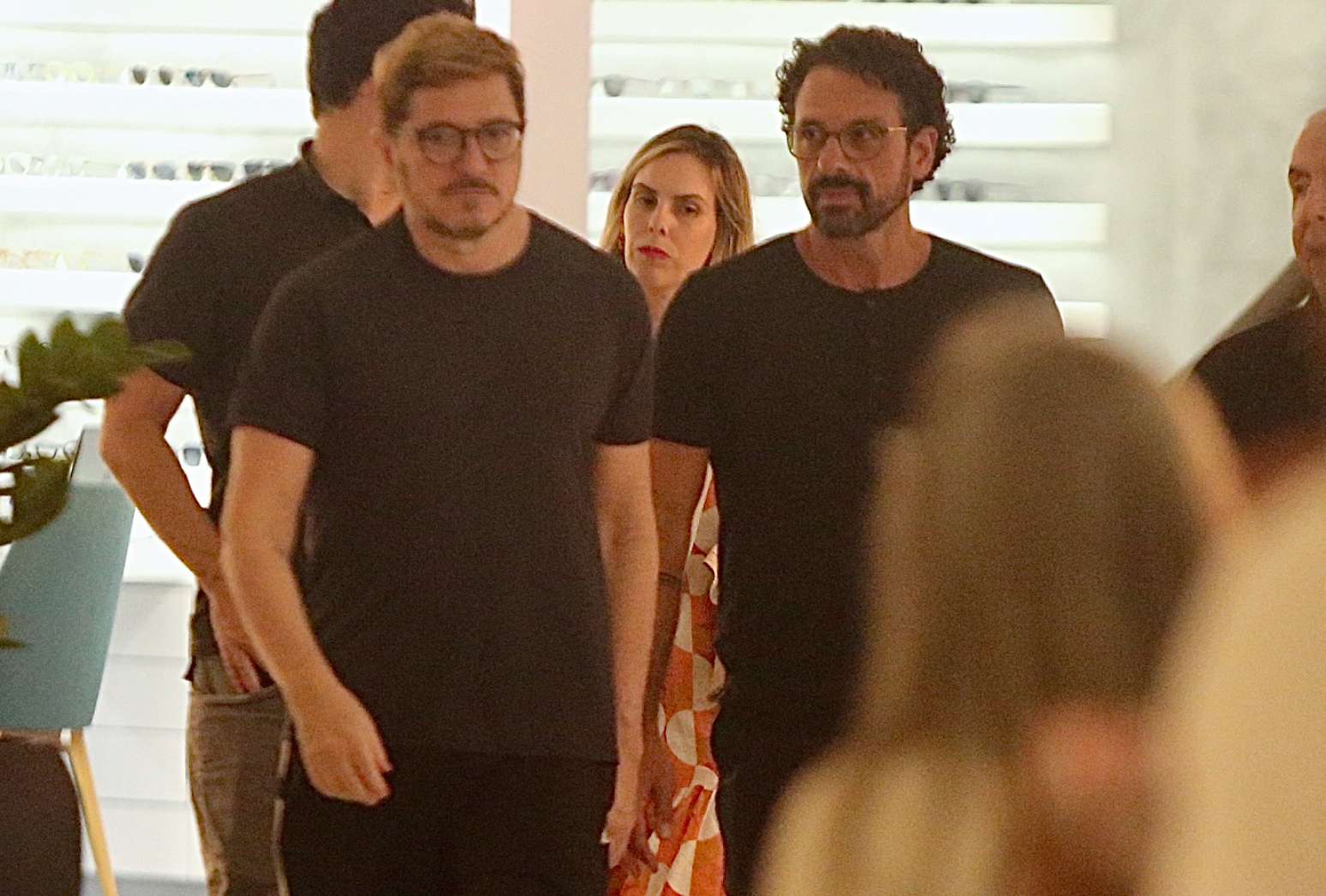 Guilherme Piva e seu marido, Alan Grimberg, s&atilde;o vistos em shopping no Rio de Janeiro