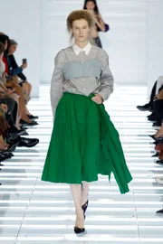Prada faz das saias protagonistas em coleção que celebra o imperfeito