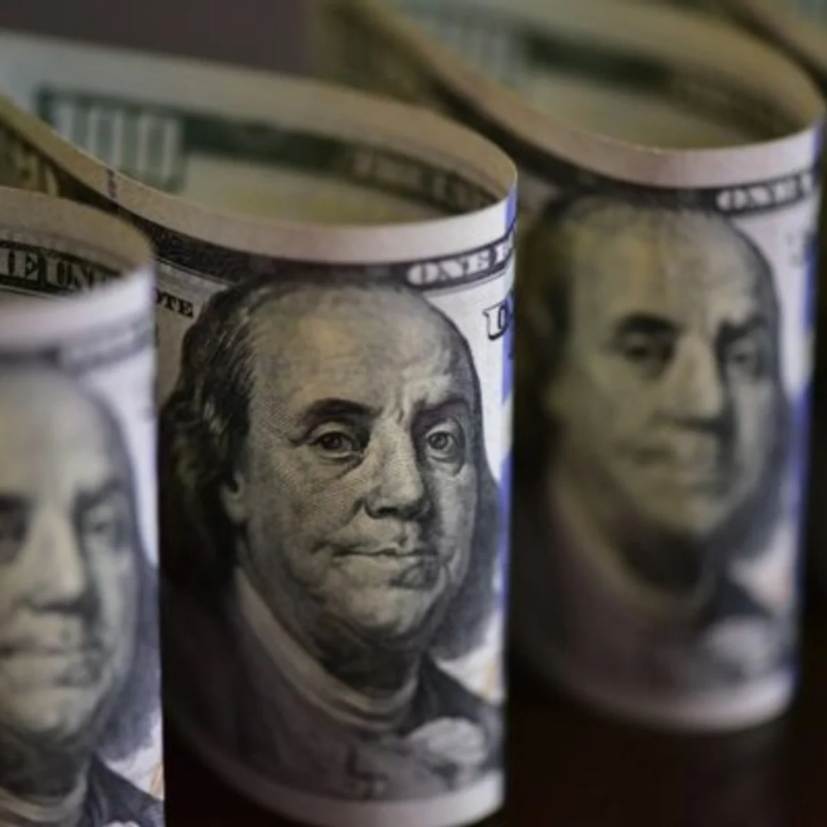 Dólar abre em ligeira queda à espera de definição da Selic