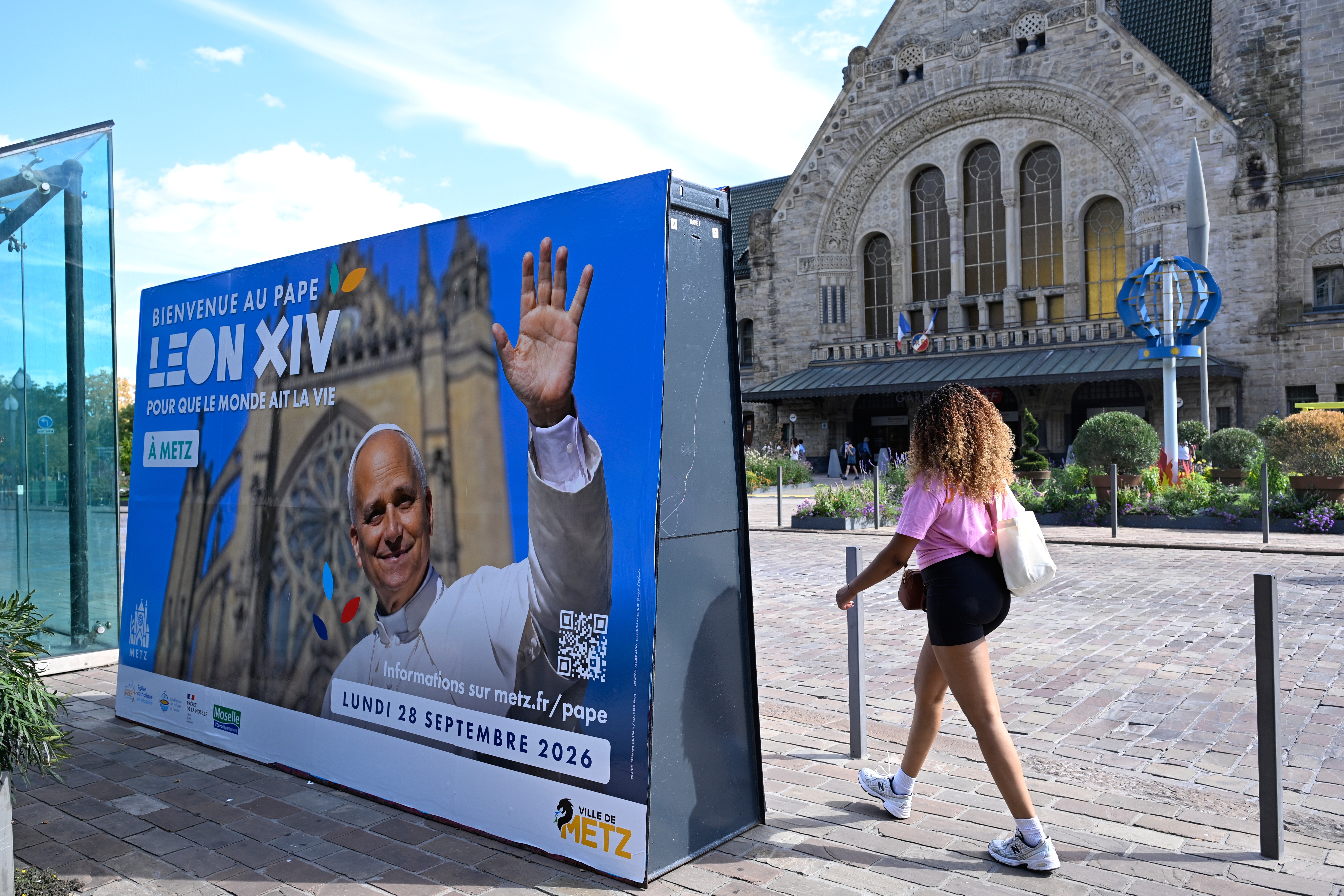 Como a França lida com seu rigoroso laicismo à medida que se prepara para uma visita papal