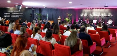 Vozes clonadas e fotos falsas: como a tecnologia pode ser usada contra as mulheres e o que fazer para se proteger