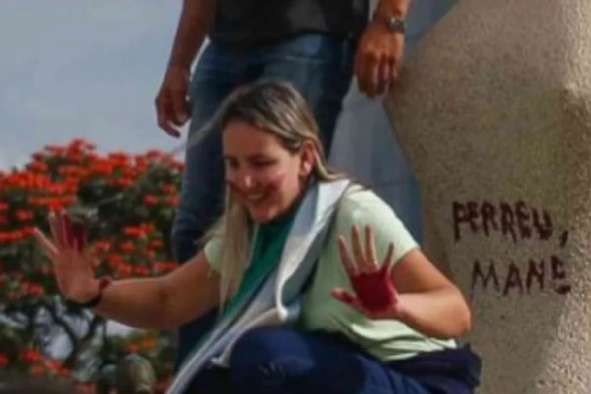 Imagem colorida de Débora, que pichou estátua da Justiça