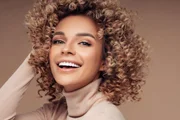 Zendaya aposta no corte pixie para o Emmy 2026; inspire-se no visual