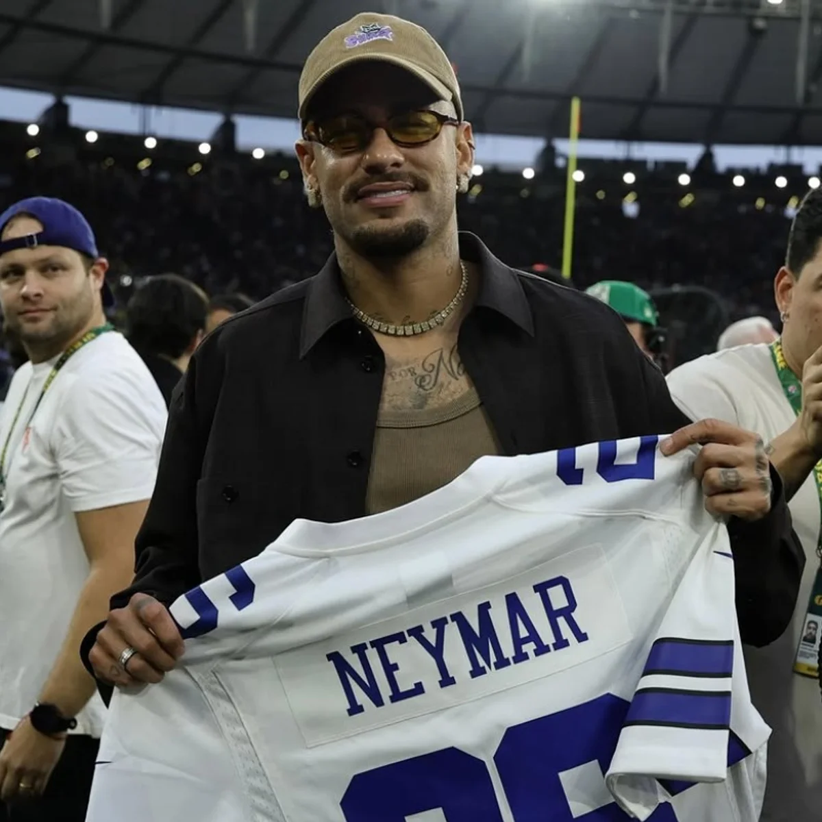 NFL: Neymar é presenteado com camisa do Dallas Cowboys no Maracanã