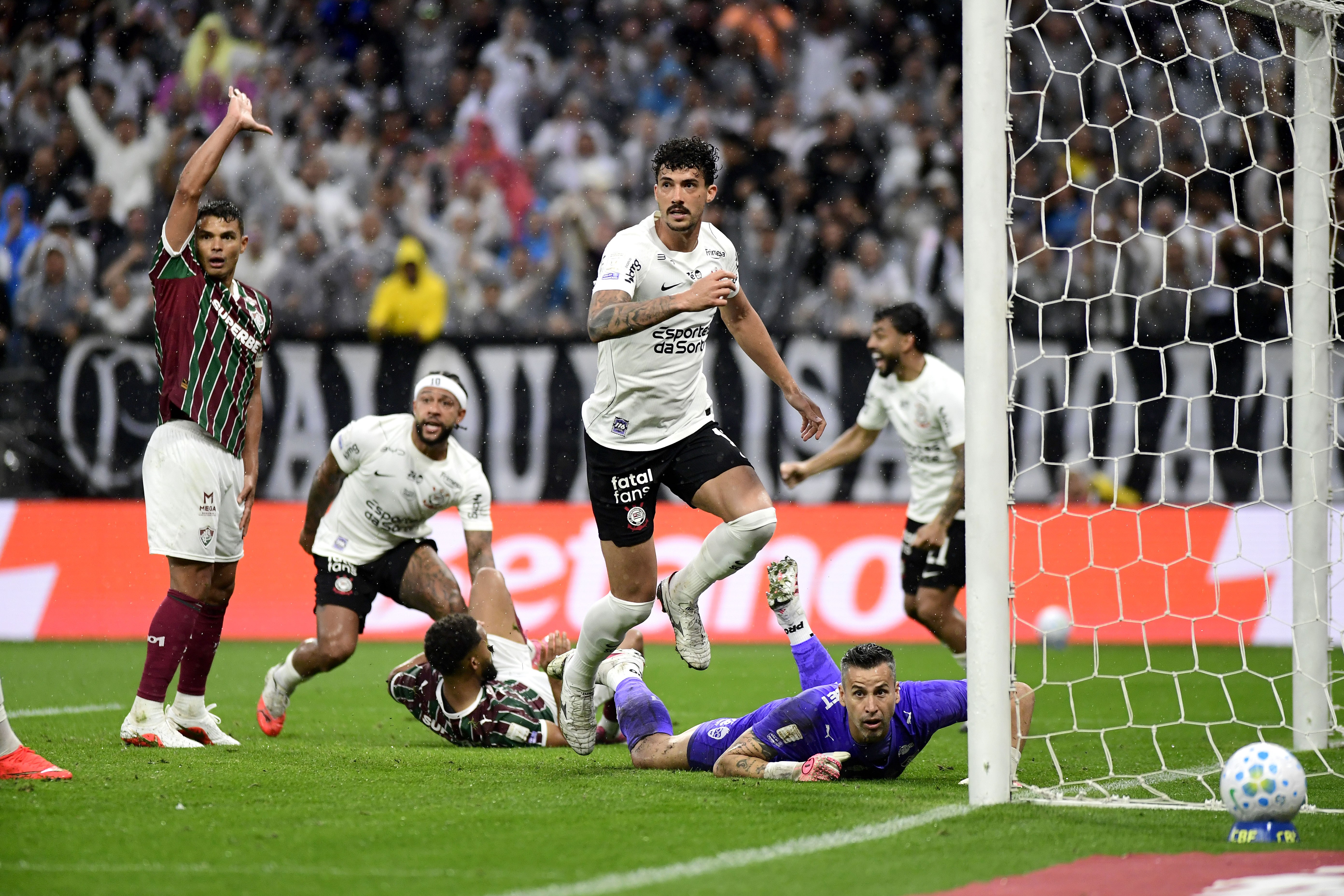 Zagueiro vice-artilheiro e Memphis em baixa: marcas expõem problema ofensivo do Corinthians