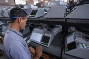 TRE-DF inicia carga e lacração de mais de 6 mil urnas para eleições